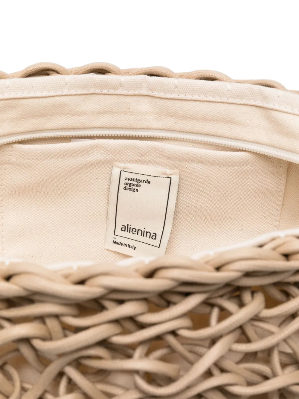 Bolso Stella de Alienina en color sand, tejido a mano con cuerda de algodón encerado y asa de cuero biodegradable