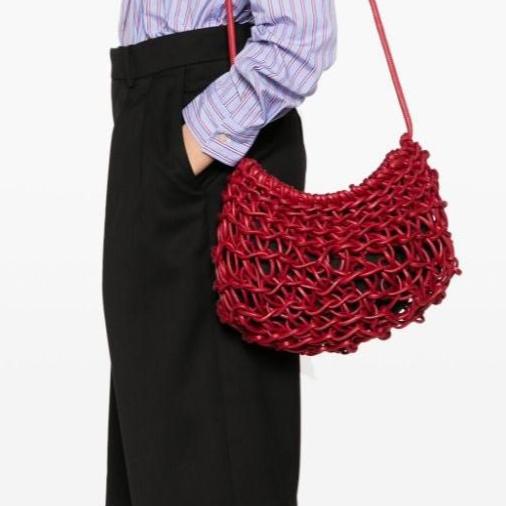 Bolso Cecilia de Alienina en color rojo, tejido a mano con cuerda de algodón 100%, diseño sostenible hecho en Italia.