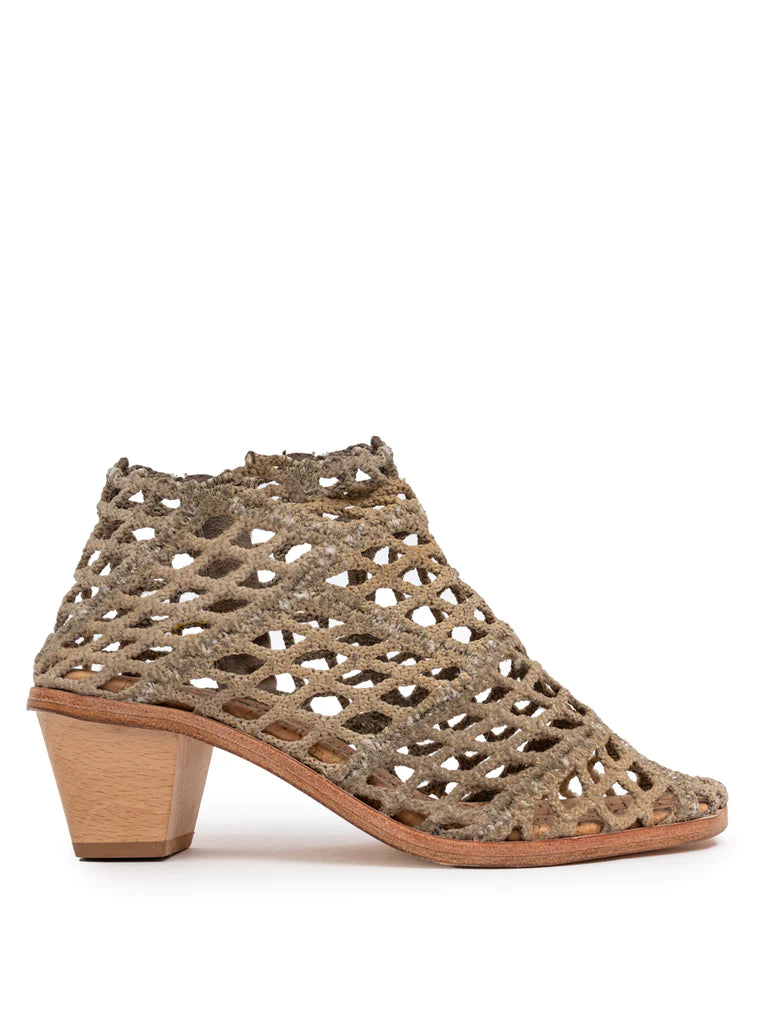 Botas Geometric Natural de Verdura Shoes hechas a mano con redes de pesca recicladas y diseño inspirado en la Flor de Loto