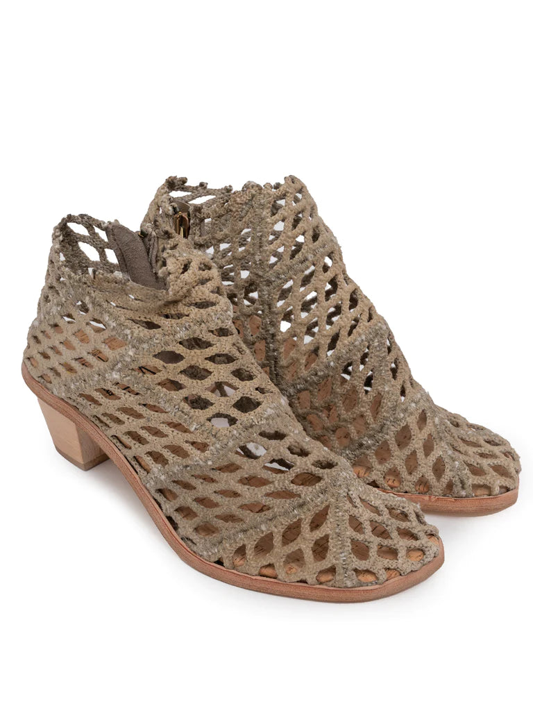 Botas Geometric Natural de Verdura Shoes hechas a mano con redes de pesca recicladas y diseño inspirado en la Flor de Loto