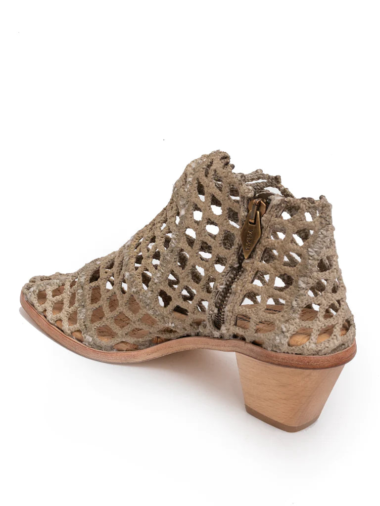 Botas Geometric Natural de Verdura Shoes hechas a mano con redes de pesca recicladas y diseño inspirado en la Flor de Loto