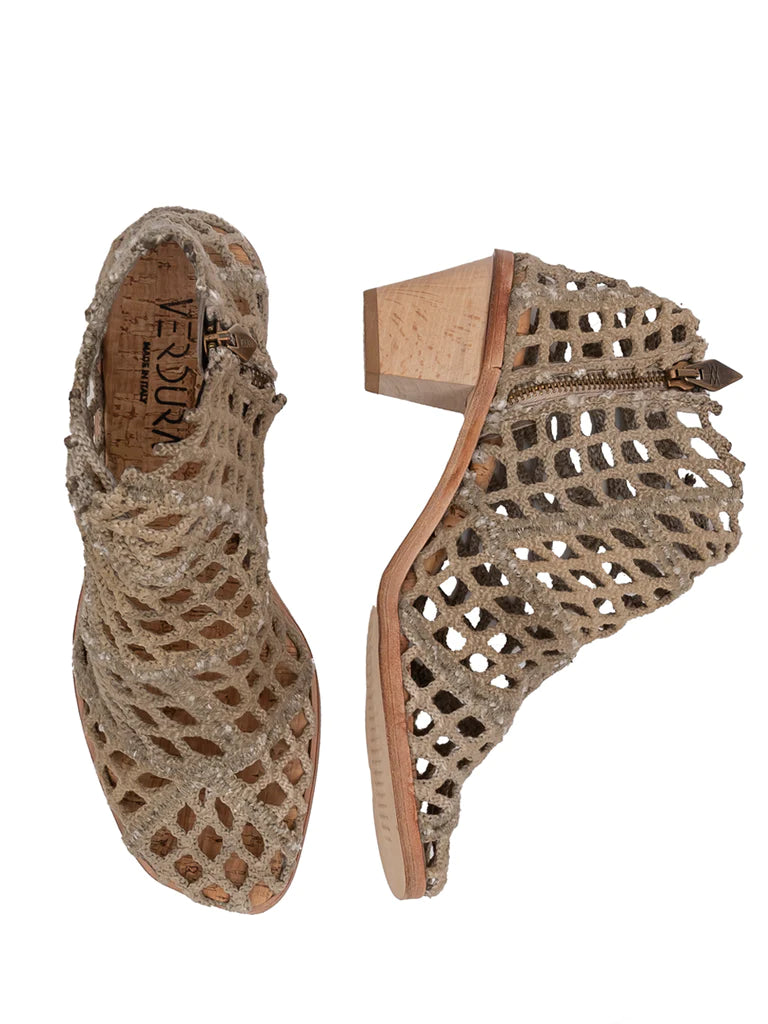 Botas Geometric Natural de Verdura Shoes hechas a mano con redes de pesca recicladas y diseño inspirado en la Flor de Loto