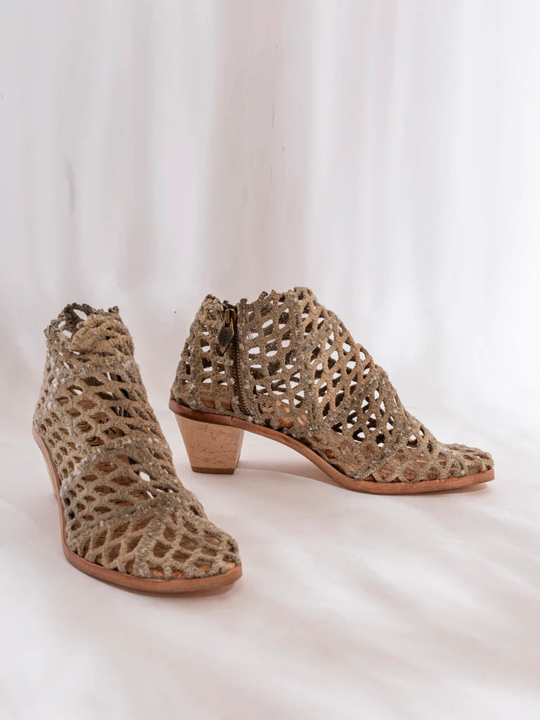 Botas Geometric Natural de Verdura Shoes hechas a mano con redes de pesca recicladas y diseño inspirado en la Flor de Loto