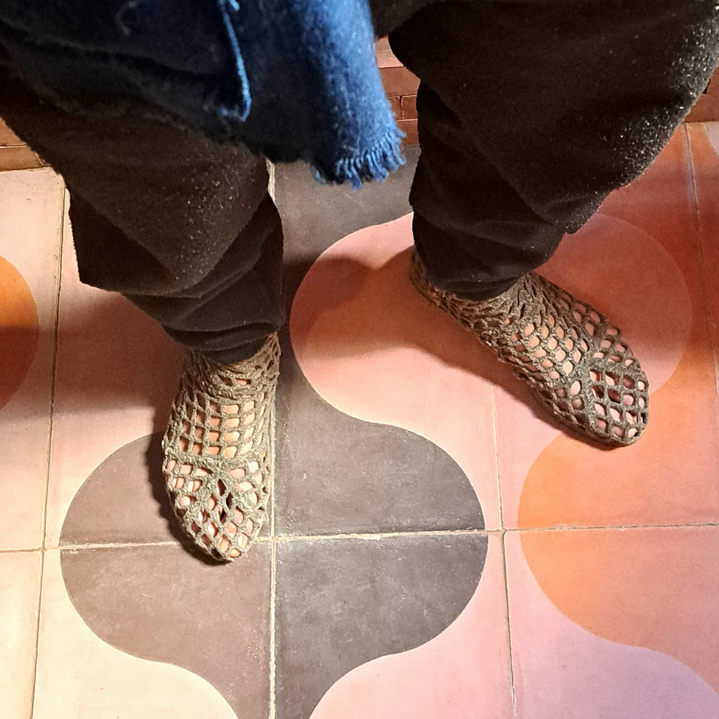 Botas Geometric edición limitada de Verdura Shoes hechas con redes de pesca recicladas y suela de caucho – diseño sostenible y artesanal. Color Ink.