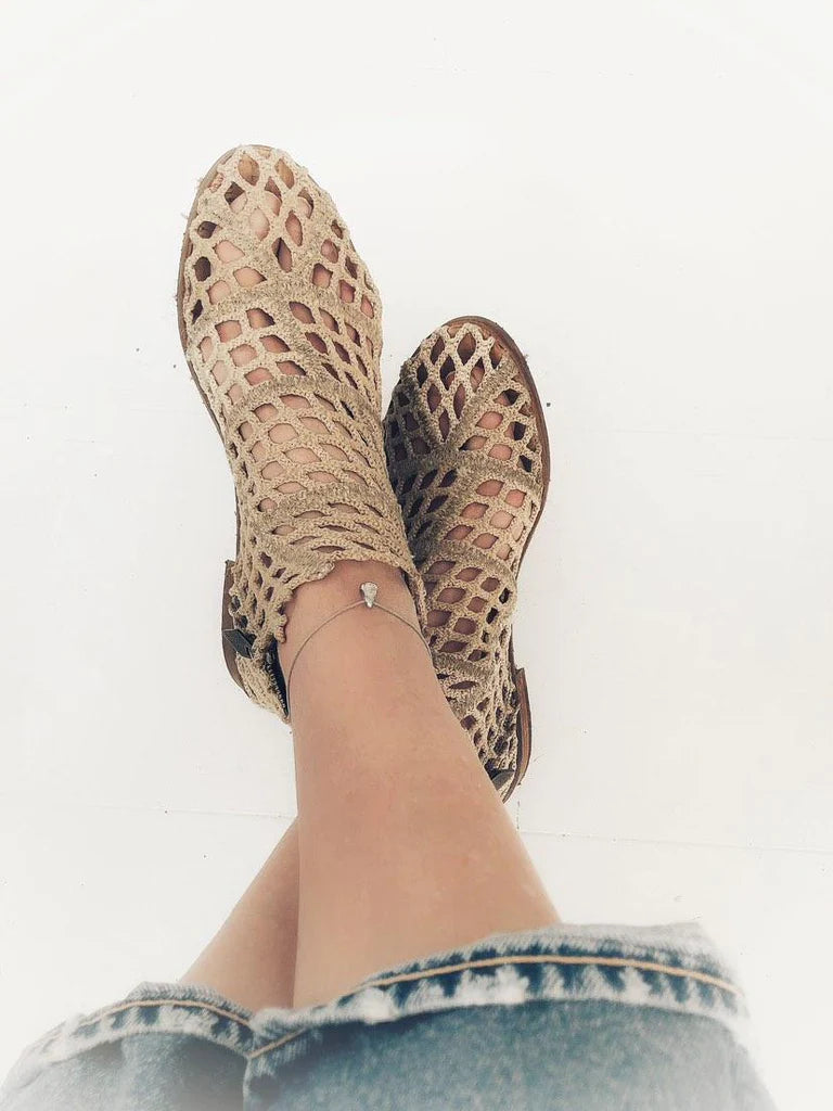 BBotas Geometric en color natural de Verdura Shoes, hechas en Italia con redes de pesca recicladas, suela de caucho y plantilla de corcho – diseño artesanal sostenible.
