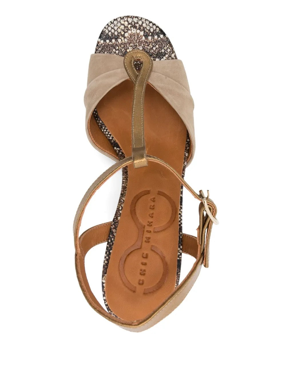 Sandalia Chie Mihara BIAGIO de tacón alto  en piel combinada color marfil y bronce, con puntera abierta, cierre de hebilla y tacón de 9 cm en piel efecto serpiente.