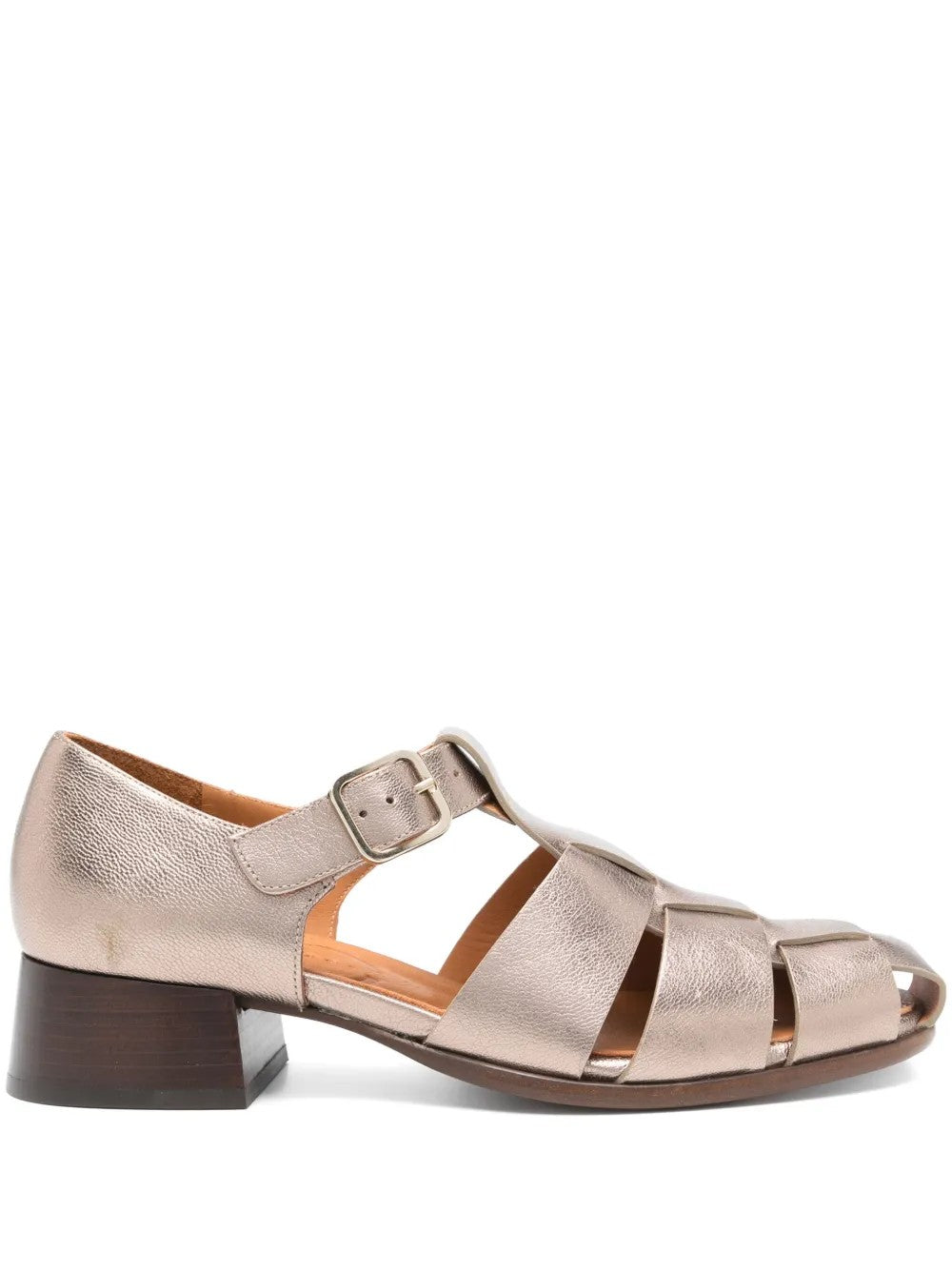 Zapato cangrejera de piel topo Chie Mihara SANCHIS con tiras cruzadas, hebilla lateral y tacón medio de 4 cm, hecho a mano en España.