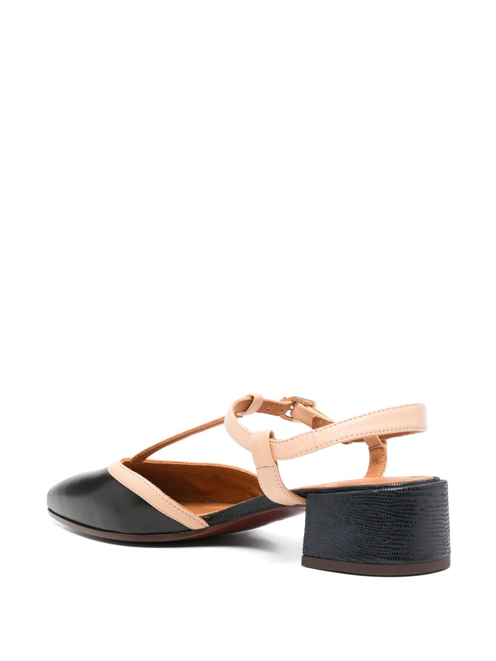 Zapato Chie Mihara JAMEI en piel negra y beige con puntera en punta, talón abierto, hebilla lateral y tacón cuadrado de 4 cm.