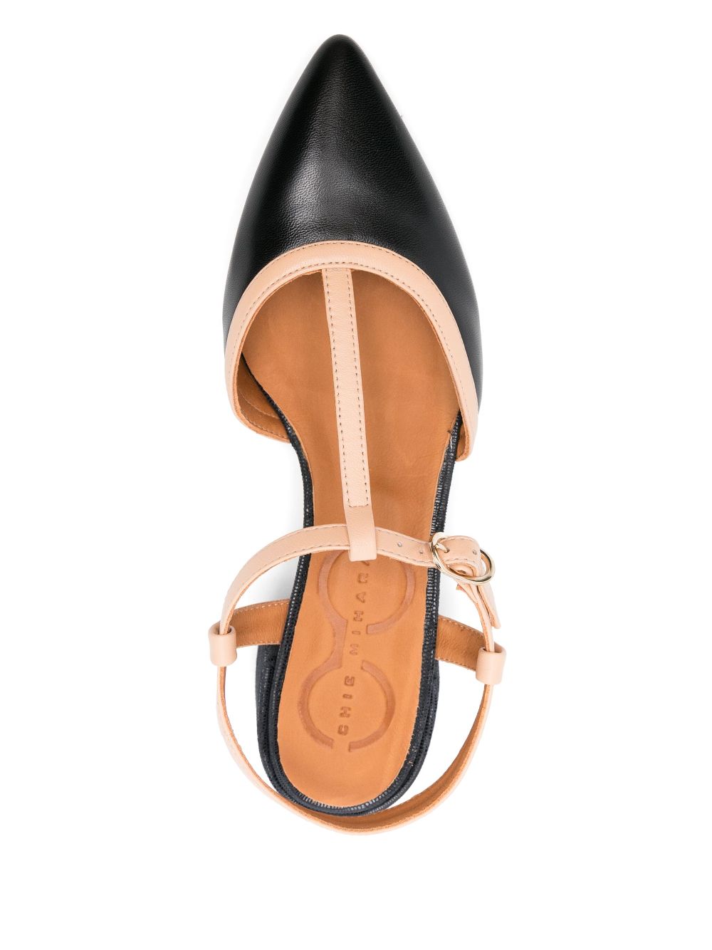 Zapato Chie Mihara JAMEI en piel negra y beige con puntera en punta, talón abierto, hebilla lateral y tacón cuadrado de 4 cm.