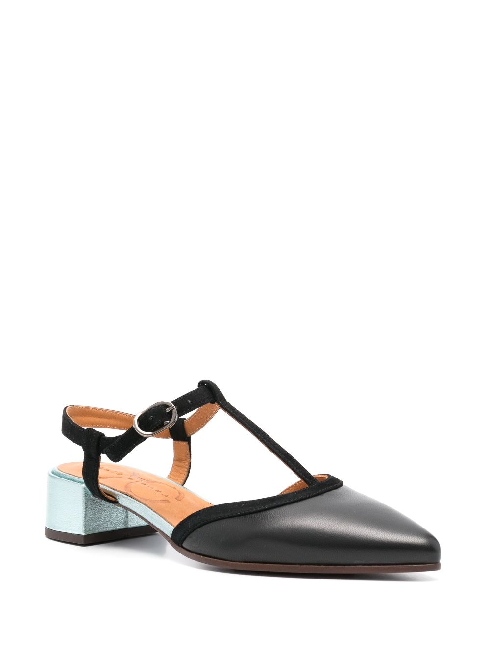 Zapato Chie Mihara JAMEI de piel negra destalonado con tacón celeste metalizado y puntera en punta