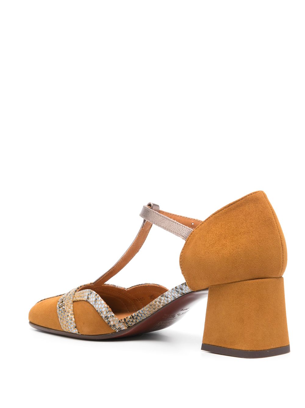 Zapato de medio tacón Chie Mihara modelo VOLAI en ante cognac con piel efecto serpiente y detalle acero, puntera cuadrada y cierre lateral con hebilla. Tacón de 6 cm.