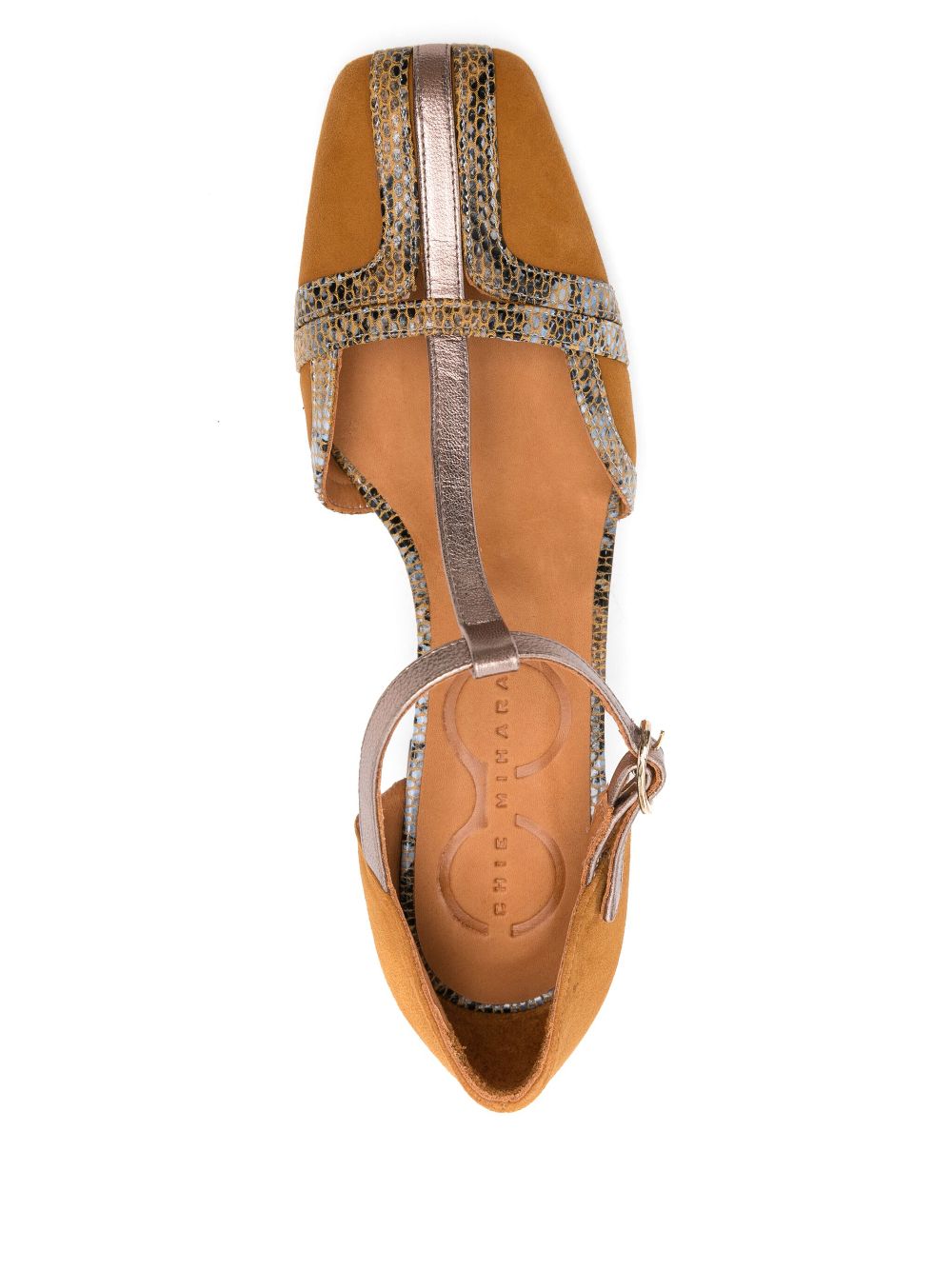 Zapato de medio tacón Chie Mihara modelo VOLAI en ante cognac con piel efecto serpiente y detalle acero, puntera cuadrada y cierre lateral con hebilla. Tacón de 6 cm.