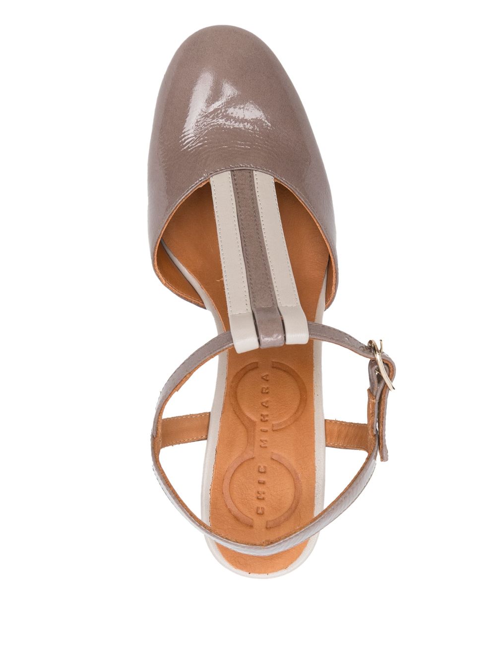 Zapato Chie Mihara MISSY en piel acharolada gris con tira frontal bicolor y tacón de 9 cm.