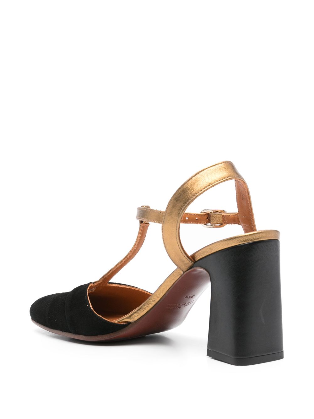 Zapato Chie Mihara OBAGA en piel negra y dorada con talón abierto, hebilla lateral y tacón bajo de 4 cm.