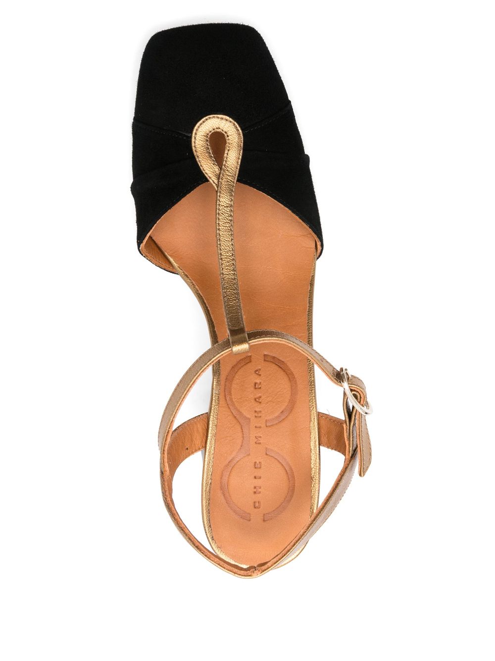 Zapato Chie Mihara OBAGA en piel negra y dorada con talón abierto, hebilla lateral y tacón bajo de 4 cm.