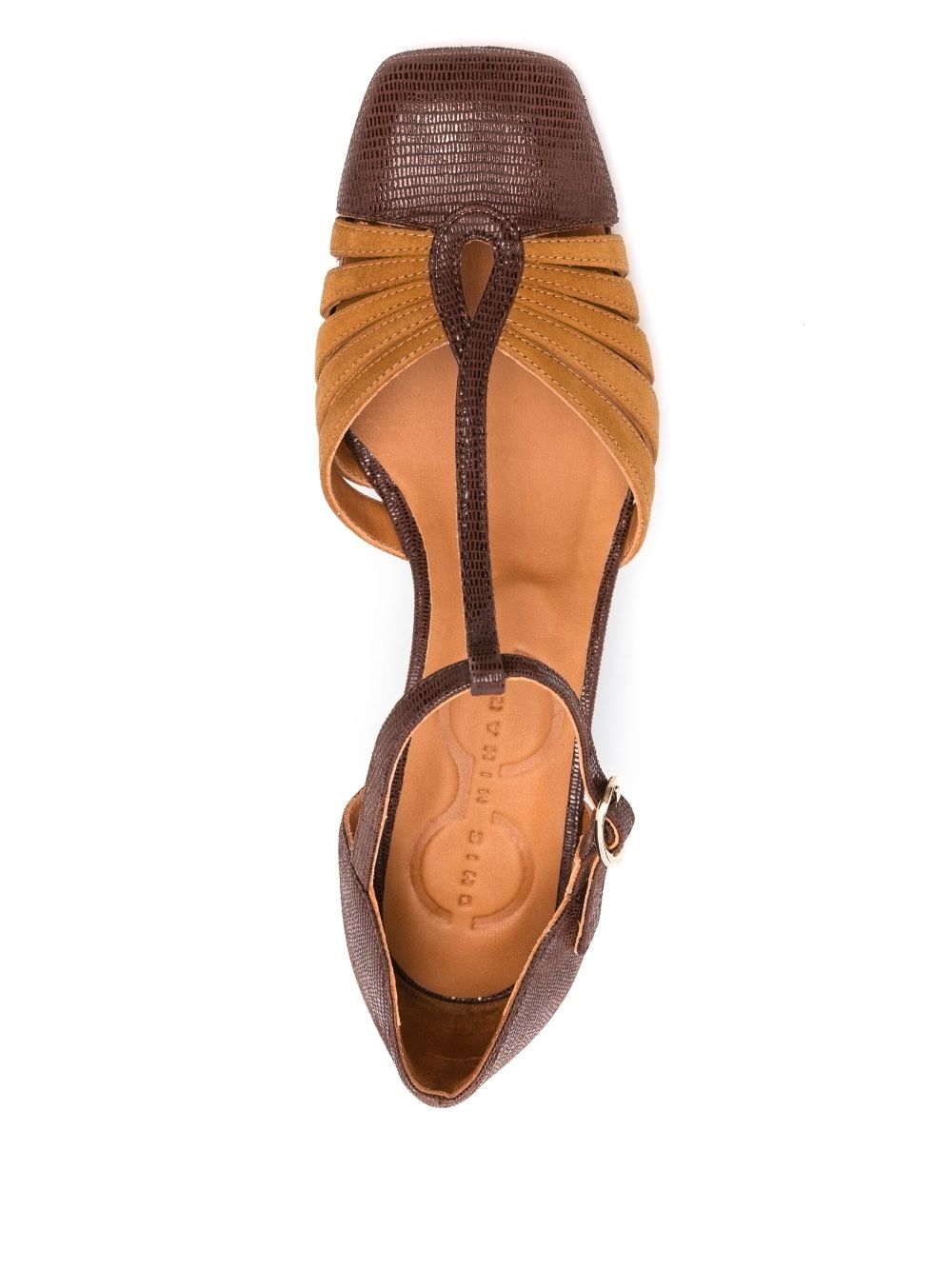 Zapato Chie Mihara VUDUI de piel en marrón y cognac con hebilla lateral y tacón medio de 5 cm.