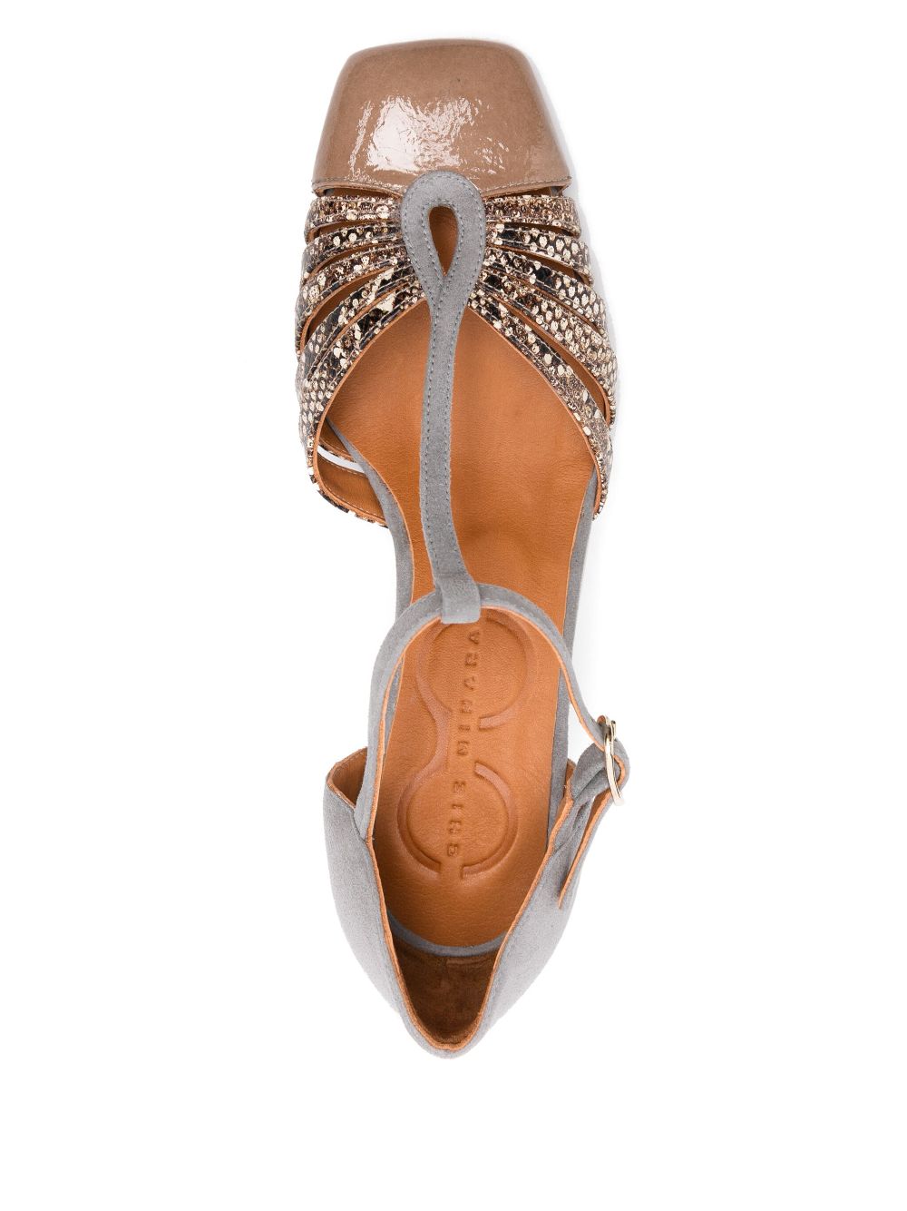 Zapato Chie Mihara de piel combinado en gris y taupe con tiras efecto serpiente y tacón de 5 cm