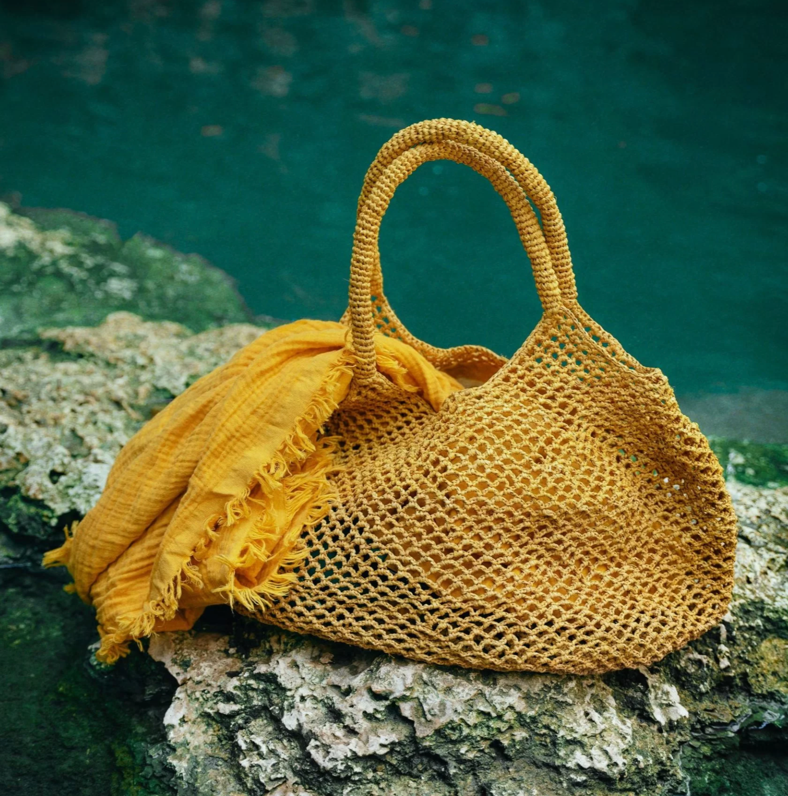 Ockerfarbene Raffia-Tasche