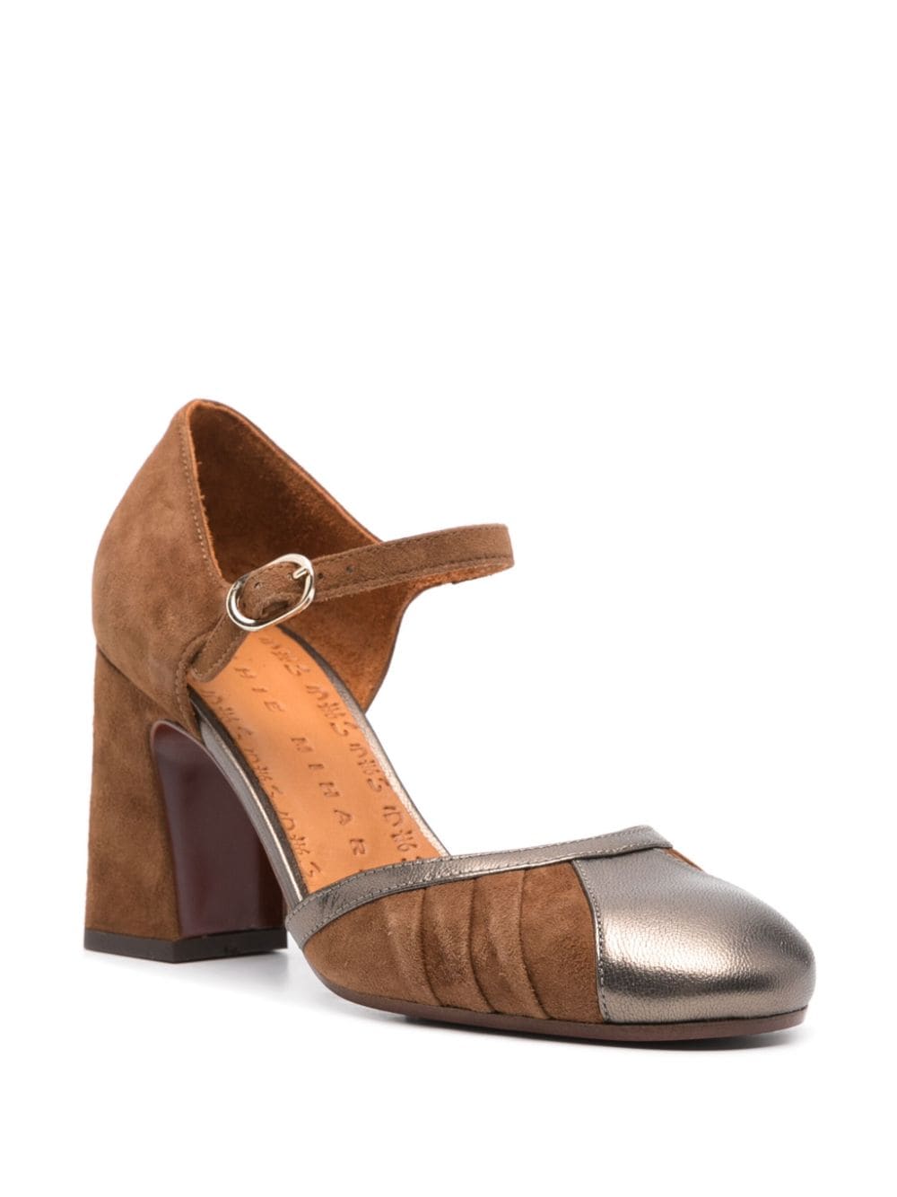 Chie Mihara zapatos de tacón en ante camel con puntera en color plomo, cierre de hebilla lateral tacón bajo en bloque de 75 mm puntera cuadrada, plantilla de piel y suela de cuero y goma. Composición Suela_ Goma 100%, Piel de becerro 100% Forro_ Piel de becerro 100% Exterior_ Ante de becerro 100% Modelo: MINDEL