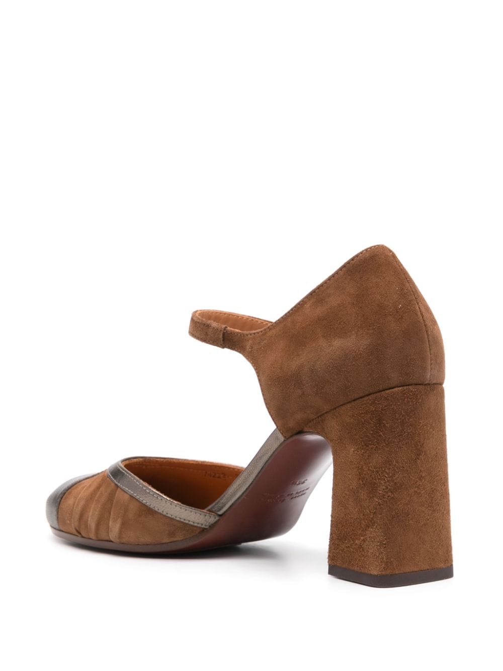 Chie Mihara zapatos de tacón en ante camel con puntera en color plomo, cierre de hebilla lateral tacón bajo en bloque de 75 mm puntera cuadrada, plantilla de piel y suela de cuero y goma. Composición Suela_ Goma 100%, Piel de becerro 100% Forro_ Piel de becerro 100% Exterior_ Ante de becerro 100% Modelo: MINDEL