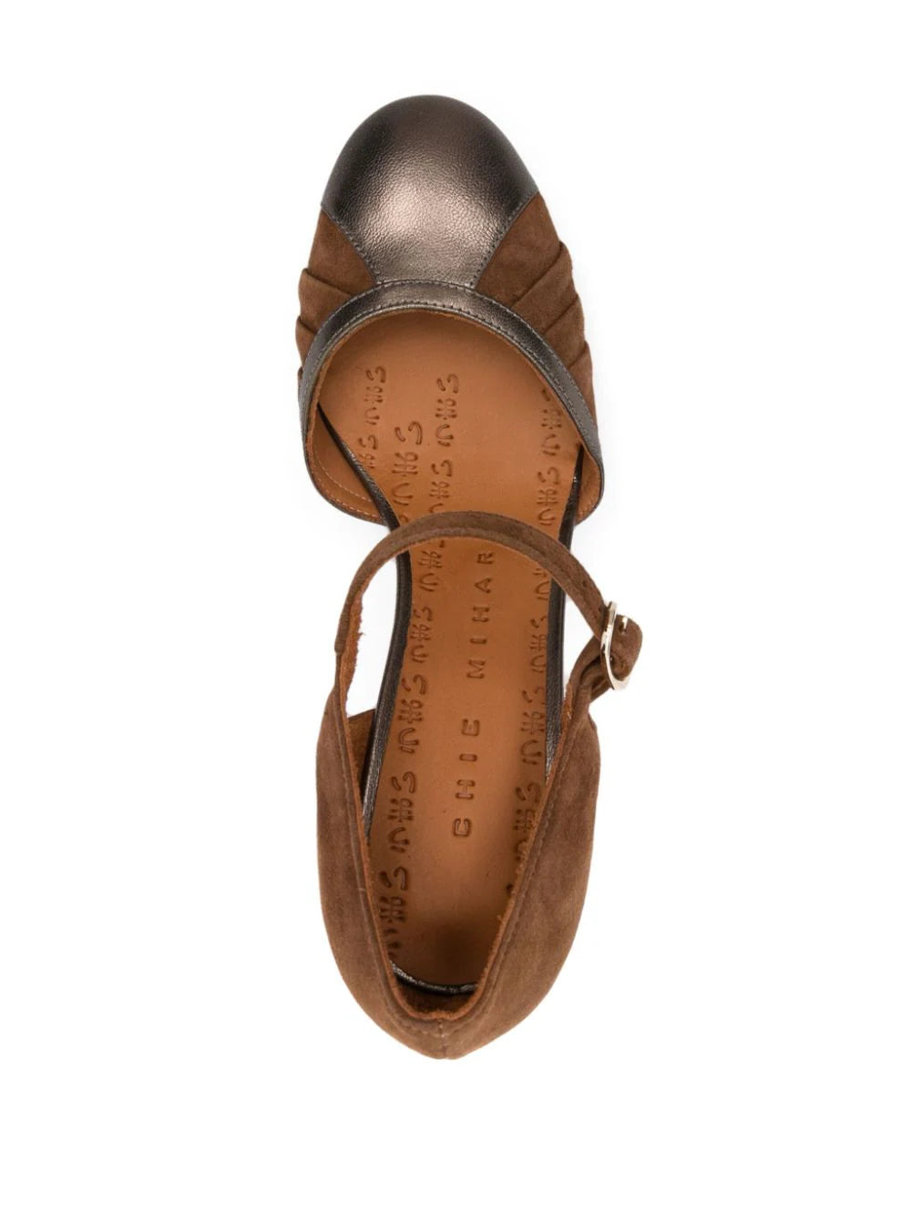 Chie Mihara zapatos de tacón en ante camel con puntera en color plomo, cierre de hebilla lateral tacón bajo en bloque de 75 mm puntera cuadrada, plantilla de piel y suela de cuero y goma. Composición Suela_ Goma 100%, Piel de becerro 100% Forro_ Piel de becerro 100% Exterior_ Ante de becerro 100% Modelo: MINDEL