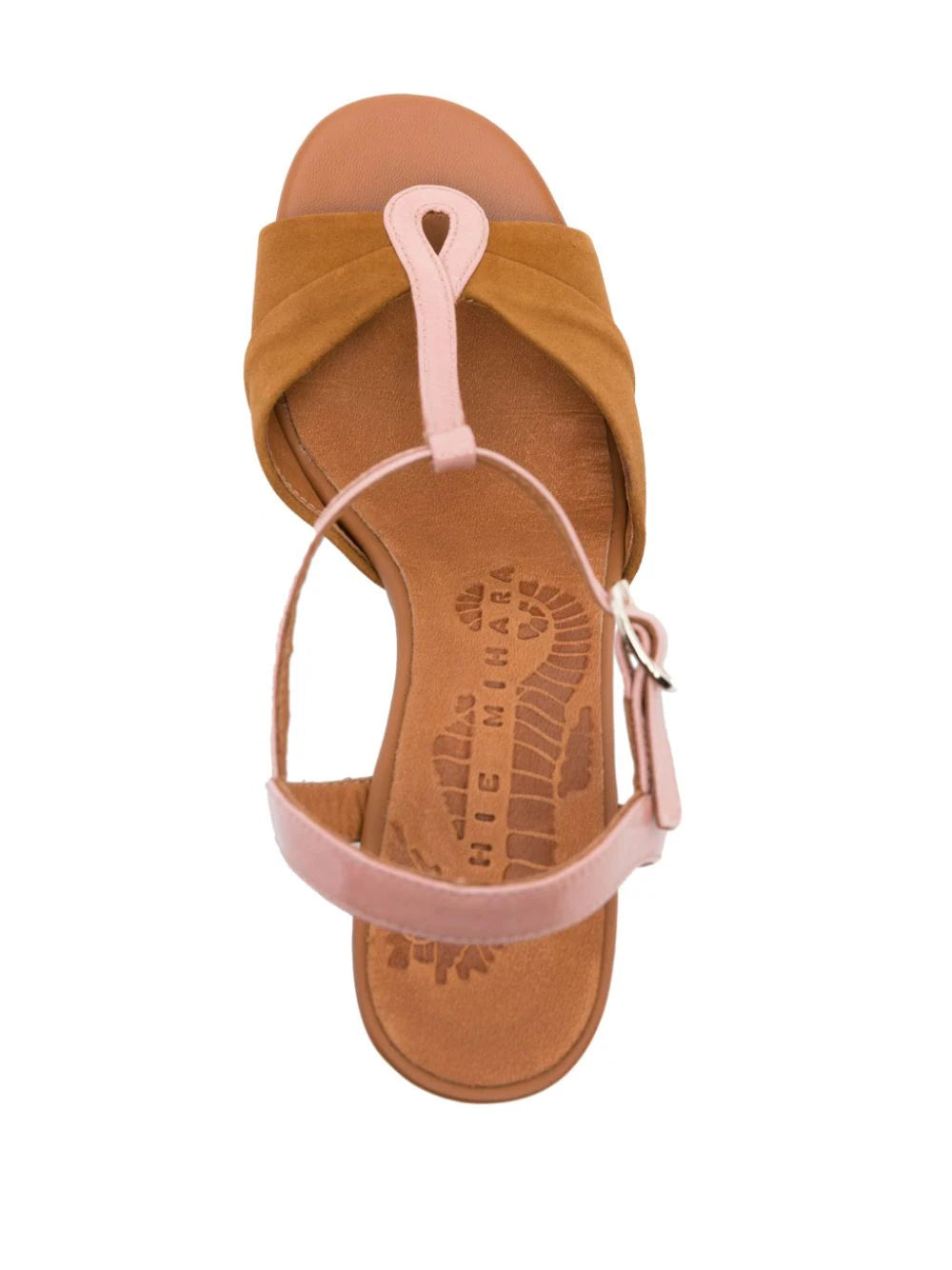 Sandalia de mujer en ante cognac y Ferrari Pink, modelo BIAGIO de Chie Mihara, con puntera abierta, cierre al tobillo y tacón de 7,5 cm. Hecha en España.