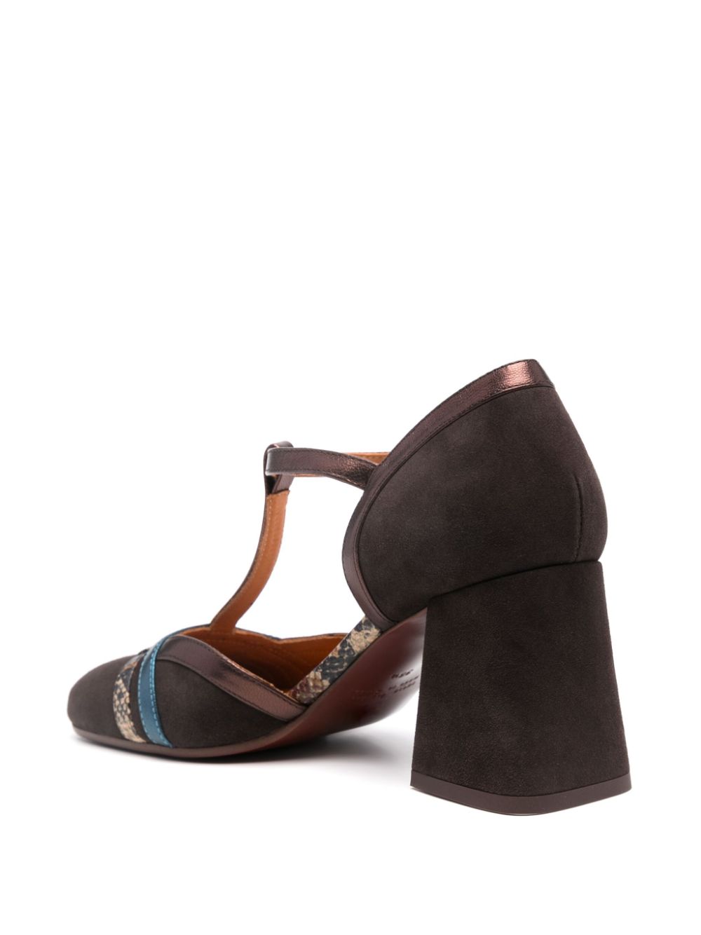 Zapato Chie Mihara modelo SYATA de tacón medio marrón chocolate con detalles en piel turquesa y efecto serpiente