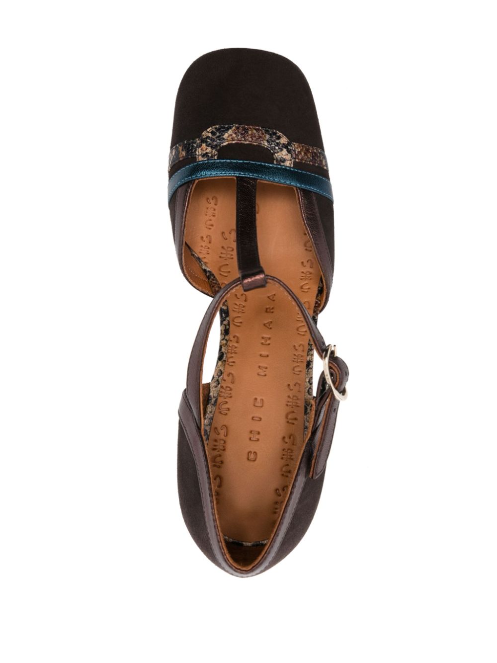 Zapato Chie Mihara modelo SYATA de tacón medio marrón chocolate con detalles en piel turquesa y efecto serpiente