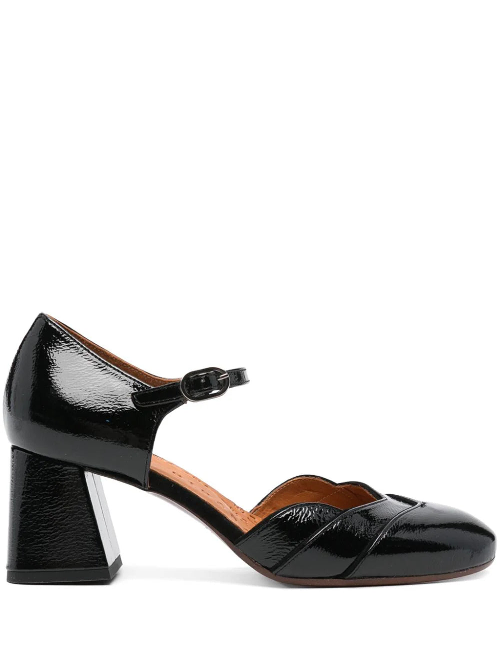 Chie Mihara zapatos de medio tacón medio charol negro, cierre doble de hebilla lateral tacón bajo en bloque de 60 mm Plantilla de piel y suela de cuero y goma Composición Suela_ Goma 100%, Piel de becerro 100% Forro_ Piel de becerro 100% Exterior_ Piel de becerro 100% Modelo: GRINI