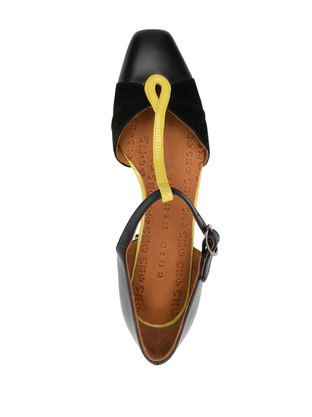 Zapato Chie Mihara modelo HERNANI en ante negro con contraste amarillo, tacón bajo cuadrado, cierre hebilla lateral y puntera cuadrada con pliegues