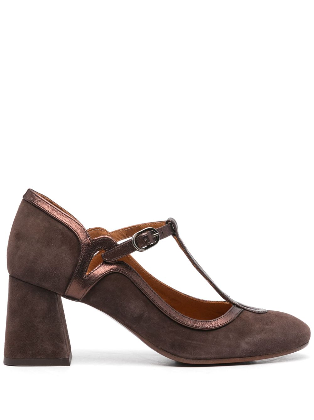 Chie Mihara zapatos de tacón en ante marón y piel bronce, cierre de hebilla lateral tacón bajo en bloque de 60 mm puntera cuadrada, plantilla de piel y suela de cuero y goma. Composición Suela_ Goma 100%, Piel de becerro 100% Forro_ Piel de becerro 100% Exterior_ Ante de becerro 100% Modelo: GRADY