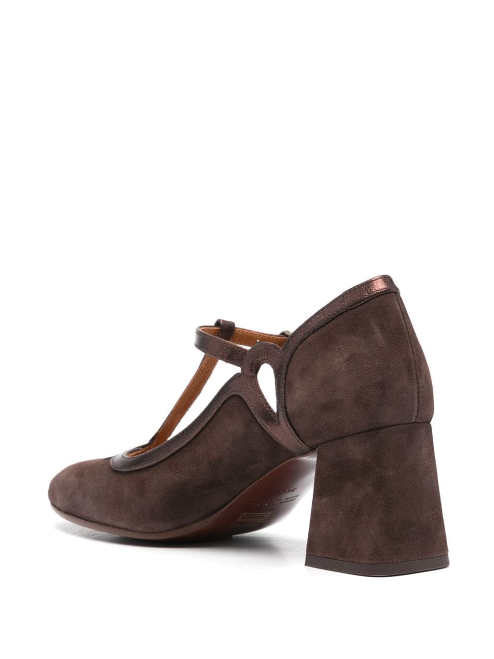 Chie Mihara zapatos de tacón en ante marón y piel bronce, cierre de hebilla lateral tacón bajo en bloque de 60 mm puntera cuadrada, plantilla de piel y suela de cuero y goma. Composición Suela_ Goma 100%, Piel de becerro 100% Forro_ Piel de becerro 100% Exterior_ Ante de becerro 100% Modelo: GRADY