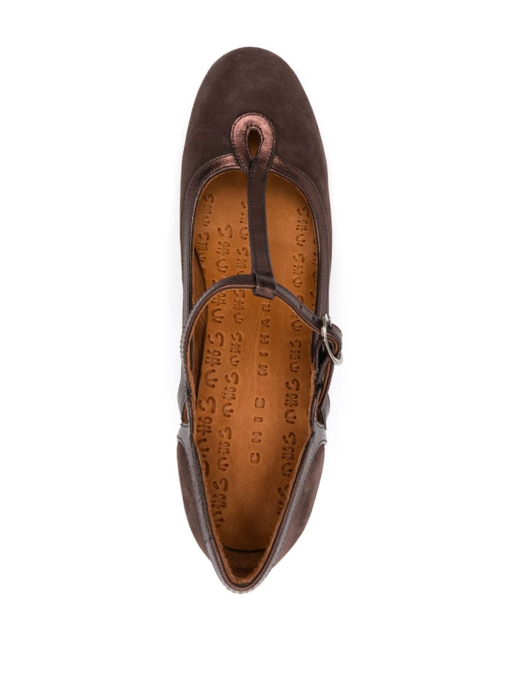 Chie Mihara zapatos de tacón en ante marón y piel bronce, cierre de hebilla lateral tacón bajo en bloque de 60 mm puntera cuadrada, plantilla de piel y suela de cuero y goma. Composición Suela_ Goma 100%, Piel de becerro 100% Forro_ Piel de becerro 100% Exterior_ Ante de becerro 100% Modelo: GRADY