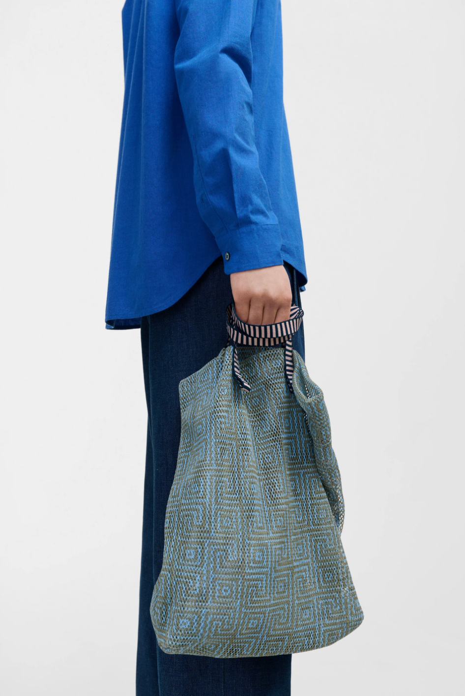 Épice Paris Kanpur large tote bag in Seaweed — worn on shoulder