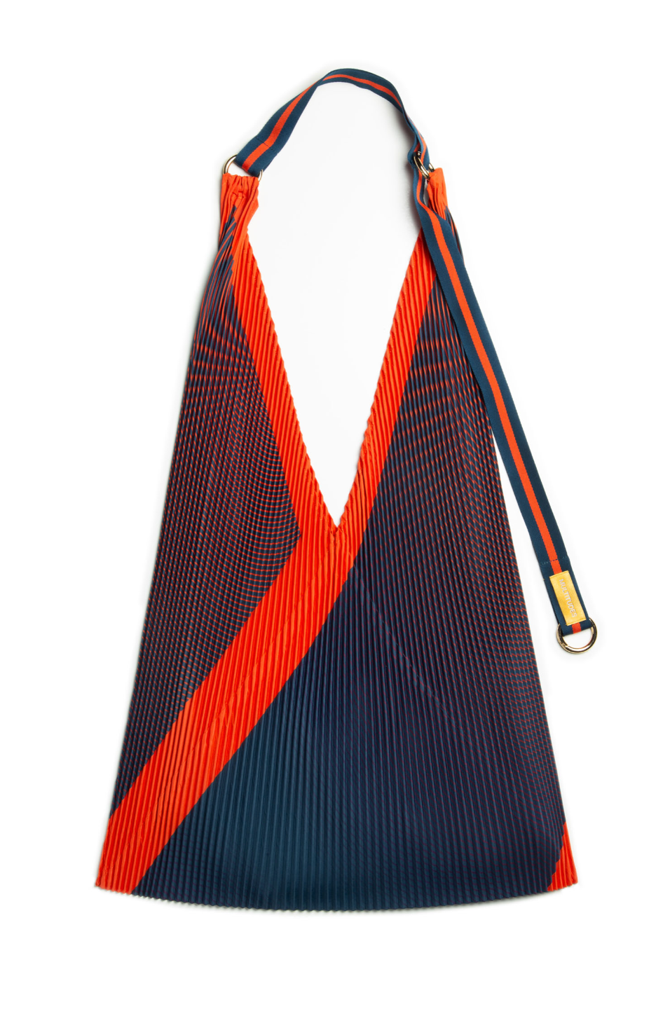 Bolso plisado Isabella Blue de Multitudes en tonos azul y naranja, con asas de satén resistentes y anilla dorada para colgar accesorios. Diseño elegante y sostenible en poliéster reciclado.