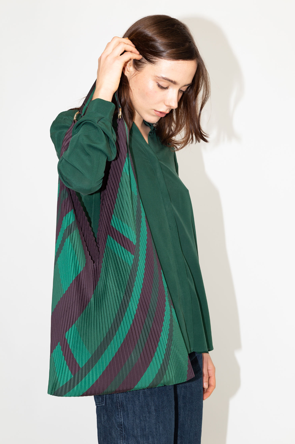 Bolso plisado Ornella Green de Multitudes en elegante combinación de azul marino y verde, confeccionado en poliéster reciclado con asas de satén y detalle de anilla dorada para accesorios.