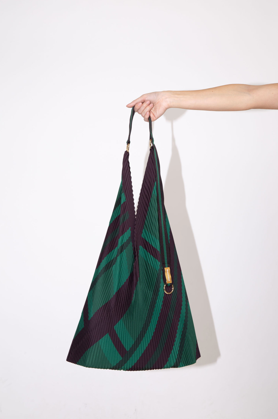 Bolso plisado Ornella Green de Multitudes en elegante combinación de azul marino y verde, confeccionado en poliéster reciclado con asas de satén y detalle de anilla dorada para accesorios.