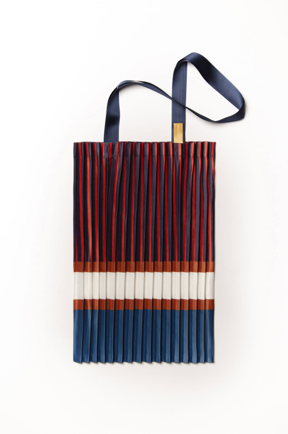 Bolso Tote Chiavari plisado en azul, burdeos y blanco de satén sintético reciclado. Diseño italiano sostenible de la marca Multitudes.