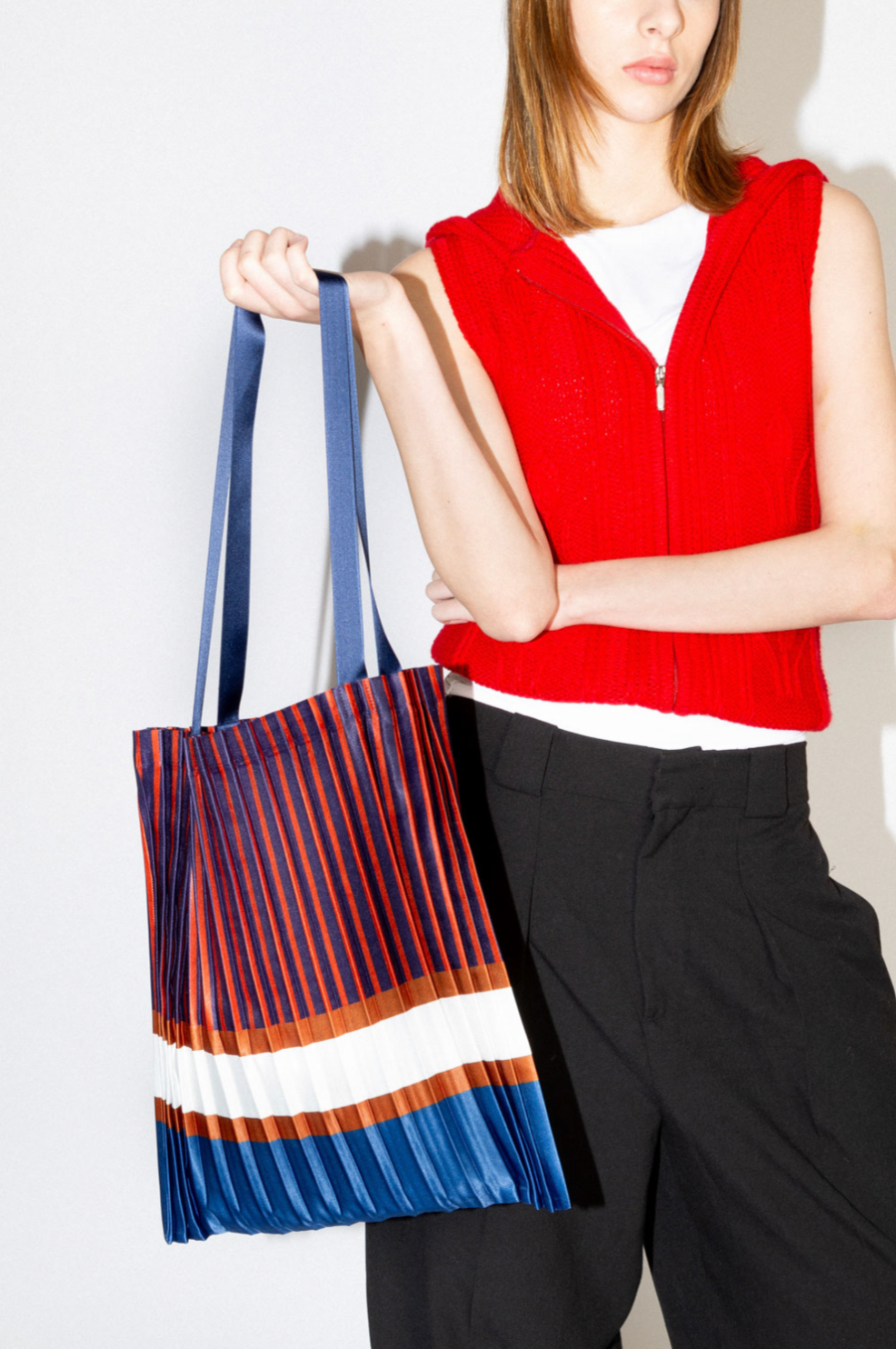 Bolso Tote Chiavari plisado en azul, burdeos y blanco de satén sintético reciclado. Diseño italiano sostenible de la marca Multitudes.