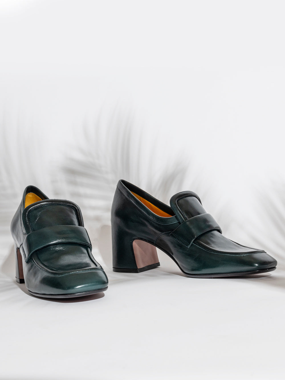 Mocasín burdeos de piel de becerro con tacón ancho de 6 cm, modelo PERLA-R261 de Mara Bini, fabricado en Italia.