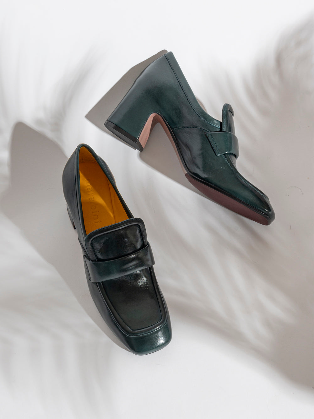 Mocasín burdeos de piel de becerro con tacón ancho de 6 cm, modelo PERLA-R261 de Mara Bini, fabricado en Italia.