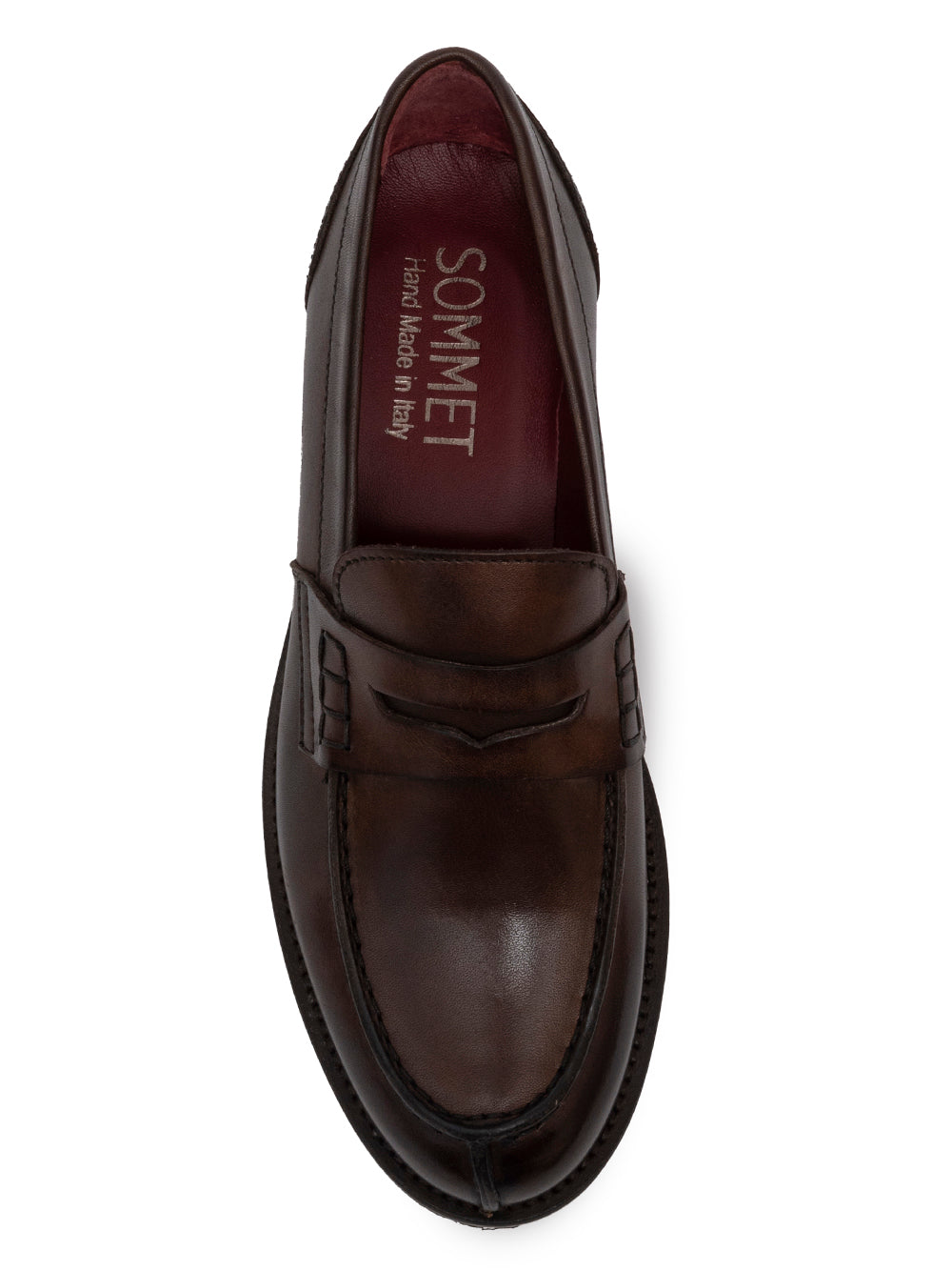 Mocasín SOMMET SMMT-590 en piel Old Brown con suela flexible y tacón bajo. Hecho a mano en Italia con curtición vegetal. Estilo clásico y duradero.