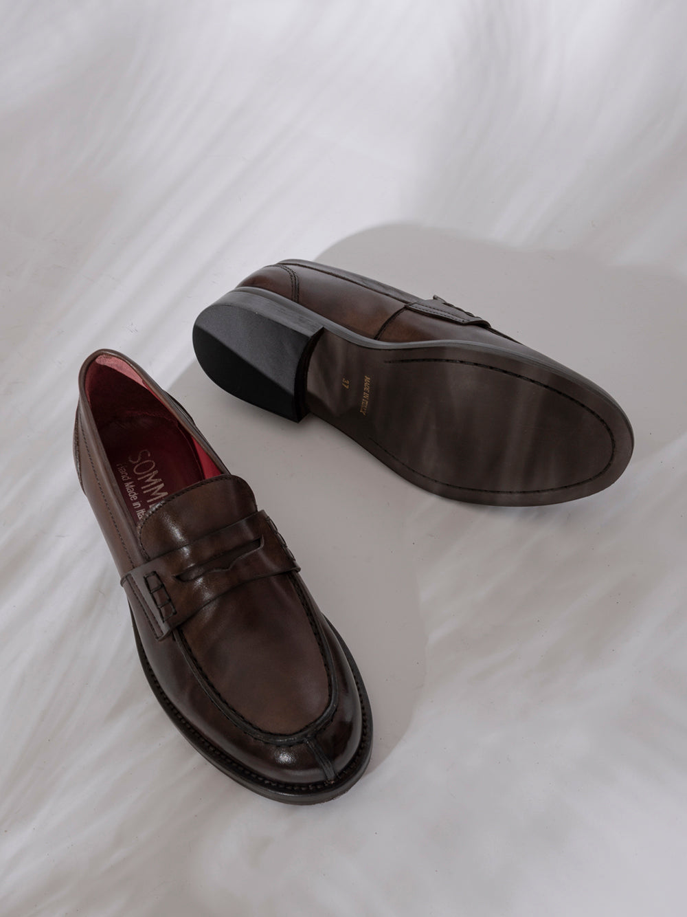 Mocasín SOMMET SMMT-590 en piel Old Brown con suela flexible y tacón bajo. Hecho a mano en Italia con curtición vegetal. Estilo clásico y duradero.