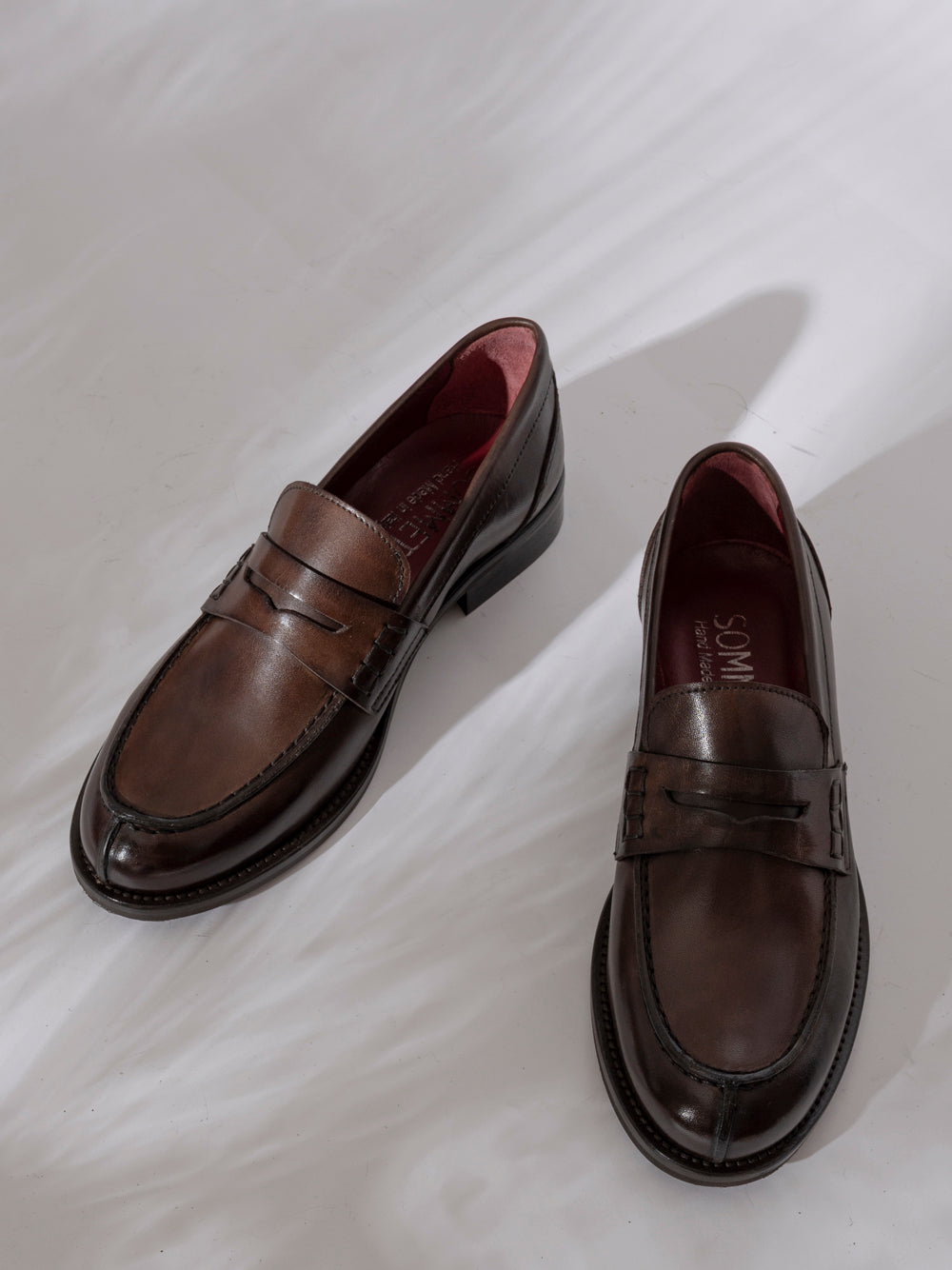 Mocasín SOMMET SMMT-590 en piel Old Brown con suela flexible y tacón bajo. Hecho a mano en Italia con curtición vegetal. Estilo clásico y duradero.