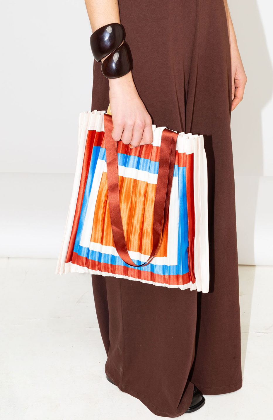 Bolso Tote Cervo plisado de satén en blanco roto, azul y terracota, con asas resistentes. Bolso sostenible hecho en Italia por Multitudes.