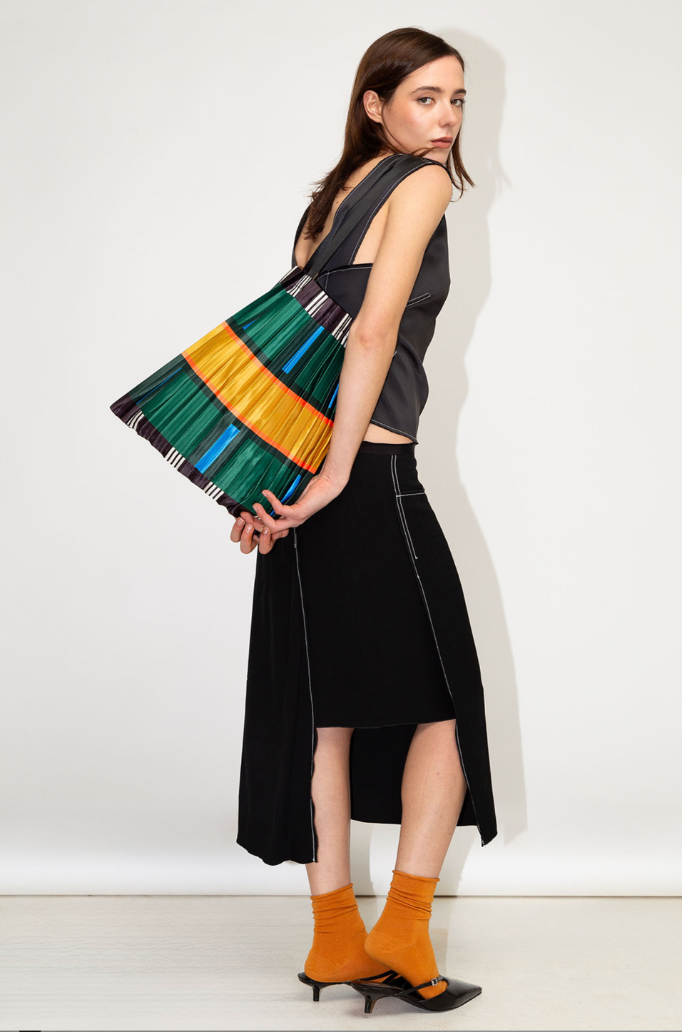 Bolso Tote Orosei plisado de Multitudes en negro, verde y ocre. Satén reciclado hecho en Italia. Diseño sostenible y sofisticado.