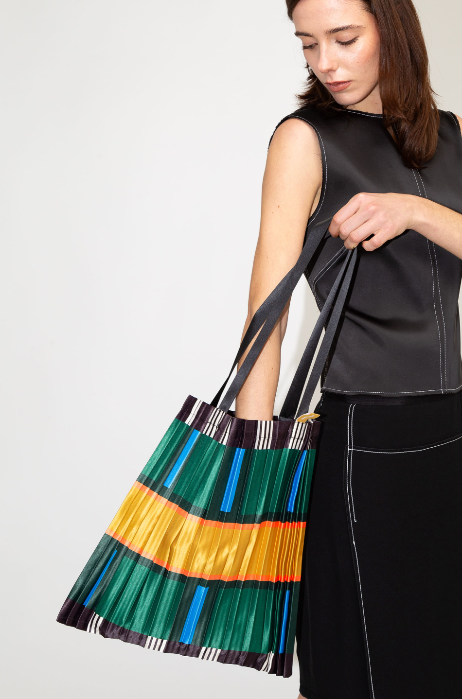 El bolso de tela plisada Multitudes está confeccionado en satén sintético con un sofisticado efecto seda, mientras que sus asas de satén garantizan resistencia y durabilidad.
Diseñados para adaptarse a cualquier ocasión, estos bolsos tote combinan comodidad y amplitud con un estilo elegante y ligero.
Para su cuidado, se pueden lavar a mano o a máquina en un programa delicado a un máximo de 30°C y con un centrifugado suave.
Medidas 40 x 80 cm
100% Poliester Reciclado
Made in Italy