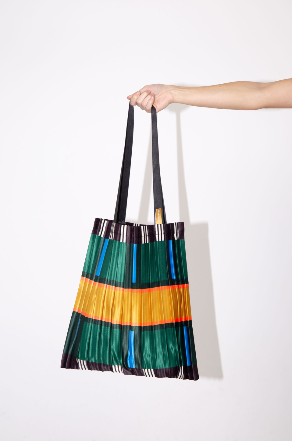 El bolso de tela plisada Multitudes está confeccionado en satén sintético con un sofisticado efecto seda, mientras que sus asas de satén garantizan resistencia y durabilidad.
Diseñados para adaptarse a cualquier ocasión, estos bolsos tote combinan comodidad y amplitud con un estilo elegante y ligero.
Para su cuidado, se pueden lavar a mano o a máquina en un programa delicado a un máximo de 30°C y con un centrifugado suave.
Medidas 40 x 80 cm
100% Poliester Reciclado
Made in Italy