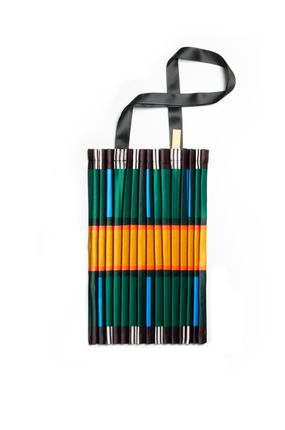 Bolso Tote Orosei plisado de Multitudes en negro, verde y ocre. Satén reciclado hecho en Italia. Diseño sostenible y sofisticado.