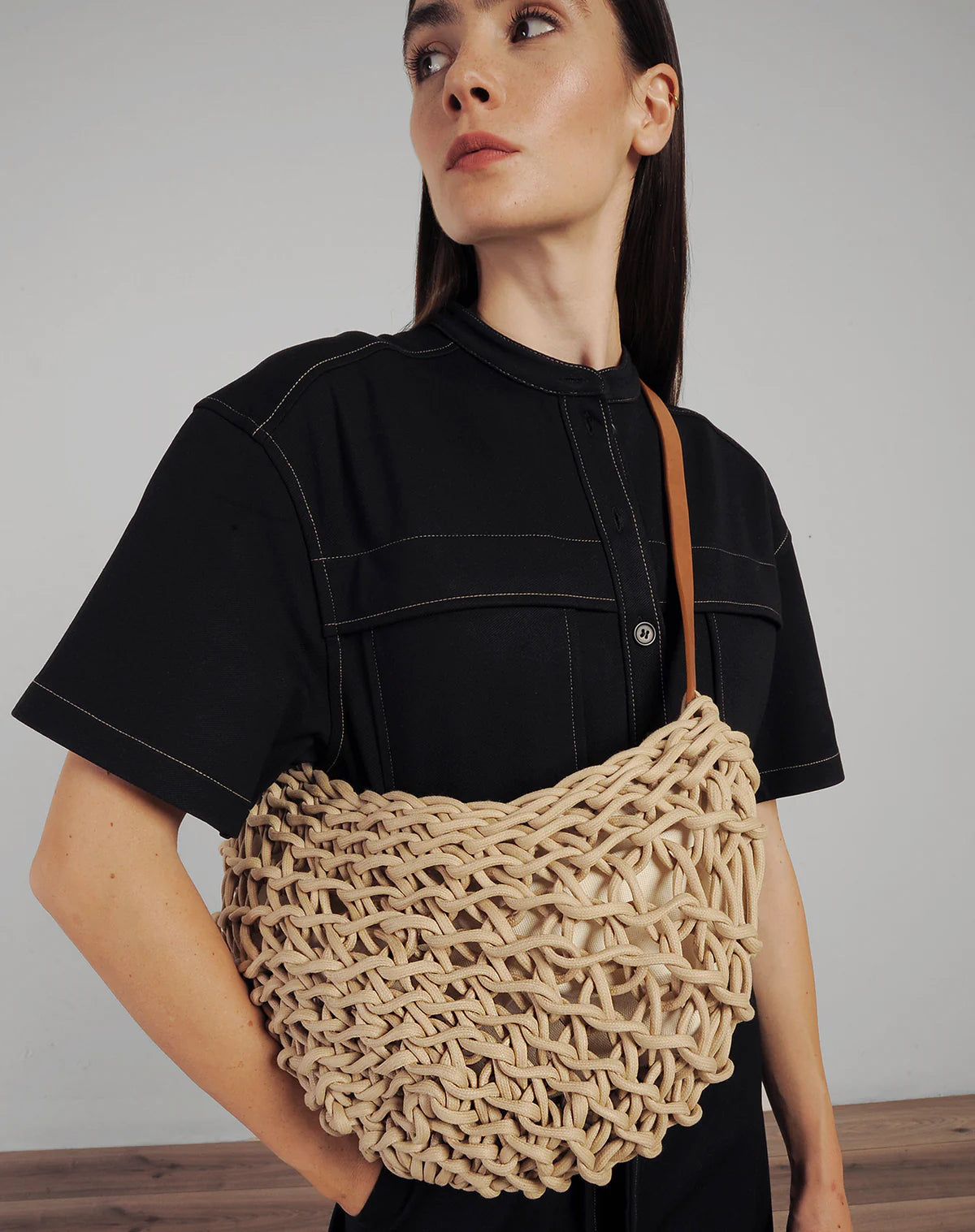 Bolso Stella de Alienina en color sand, tejido a mano con cuerda de algodón encerado y asa de cuero biodegradable
